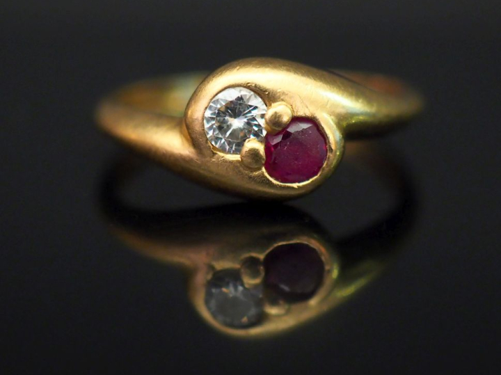 Bague dite « Toi   Moi » en or jaune, sertie d’un diamant et d’un rubi