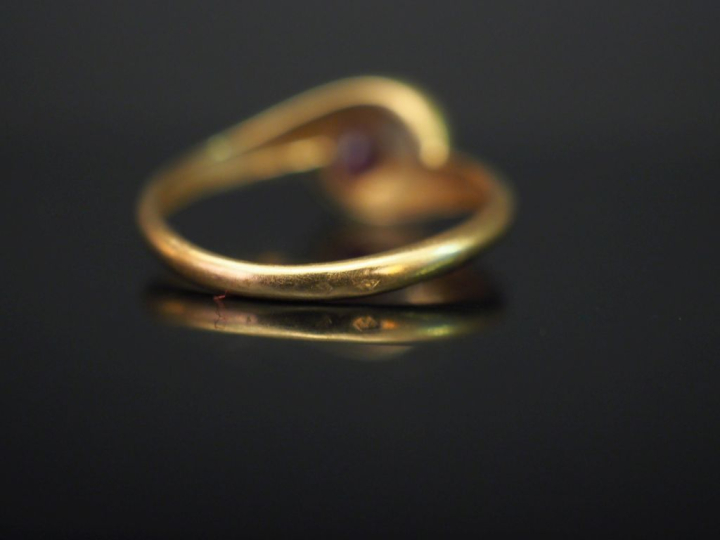 Bague dite « Toi   Moi » en or jaune, sertie d’un diamant et d’un rubi