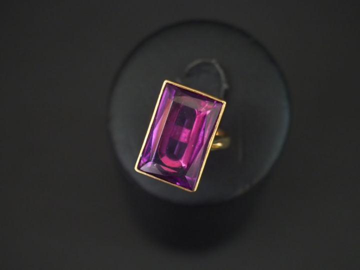 	Bague moderne en or jaune, sertie d’une améthyste. TDD. 46 Poids tel.