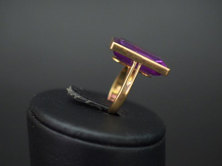 	Bague moderne en or jaune, sertie d’une améthyste. TDD. 46 Poids tel.