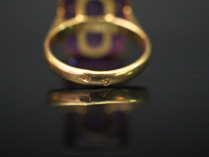 	Bague moderne en or jaune, sertie d’une améthyste. TDD. 46 Poids tel.