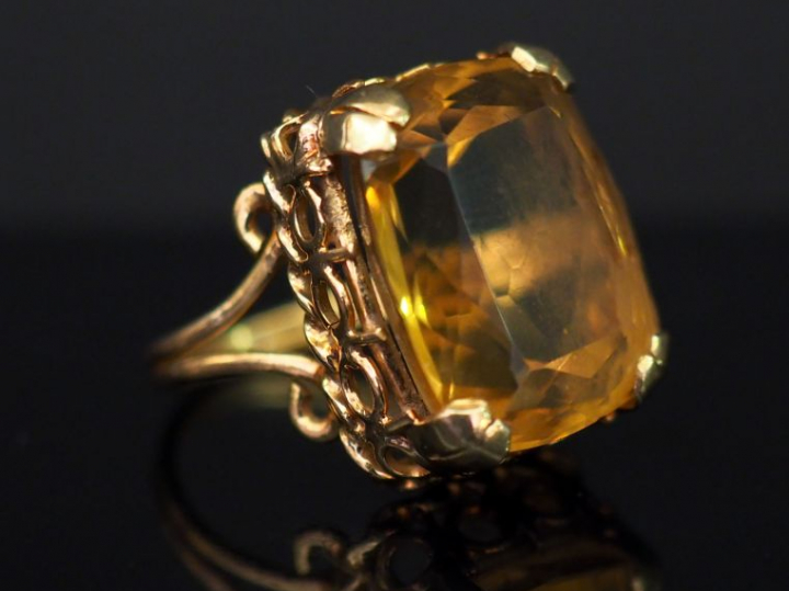Bague en or jaune, sertie en son centre d’un quartz. Jolie monture ajo