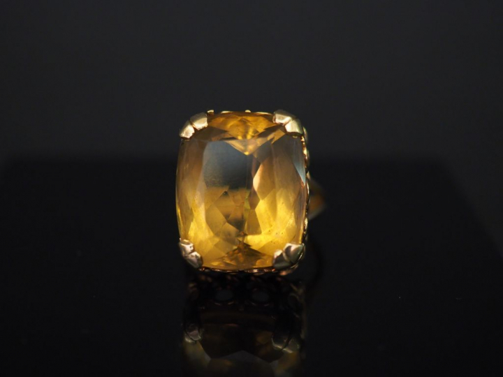 Bague en or jaune, sertie en son centre d’un quartz. Jolie monture ajo