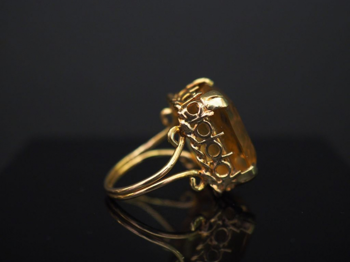 Bague en or jaune, sertie en son centre d’un quartz. Jolie monture ajo