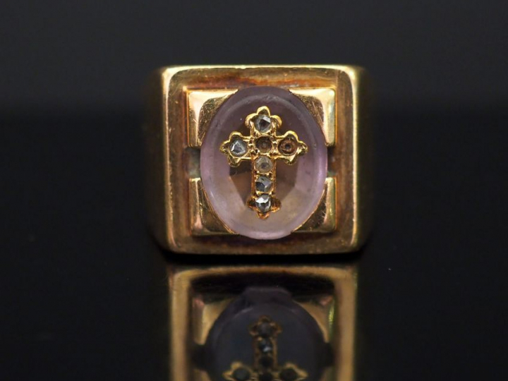 Bague chevalière en or jaune, sertie d’une améthyste (?), à décor d’un
