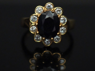 Vente aux enchères 	Bague marguerite en or jaune, sertie en son centre d’un saphir entour