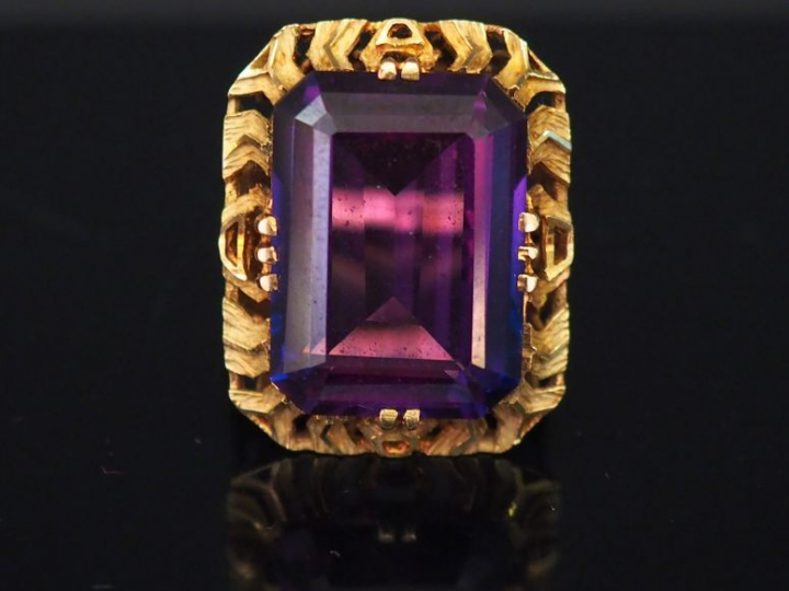 	Bague en or jaune, sertie d’une améthyste. Jolie monture ajourée. TDD