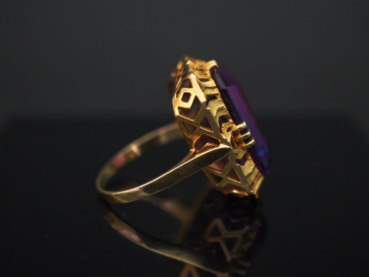 	Bague en or jaune, sertie d’une améthyste. Jolie monture ajourée. TDD