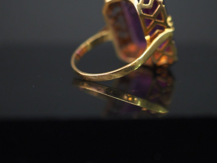 	Bague en or jaune, sertie d’une améthyste. Jolie monture ajourée. TDD