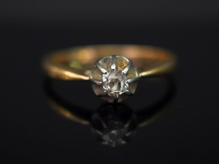 	Bague solitaire en or jaune, sertie en son centre d’un petit diamant 