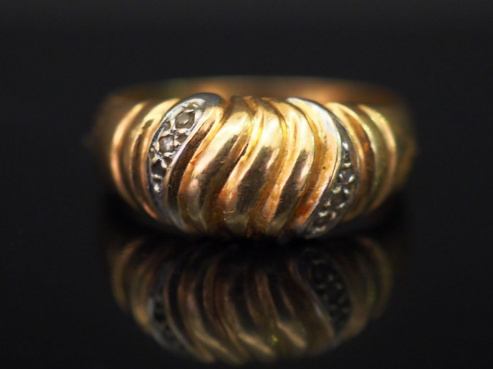 	Bague en or jaune, à décor de cotes torses, sertie de petits éclats d