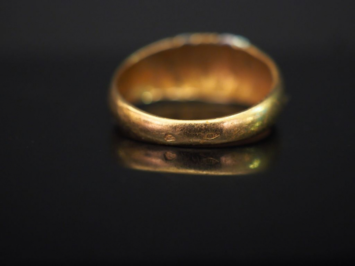 	Bague en or jaune, à décor de cotes torses, sertie de petits éclats d