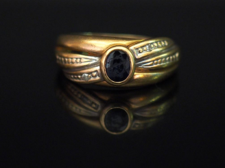 Vente aux enchères Bague en or jaune, sertie en son centre d’un saphir. Jolie monture sty