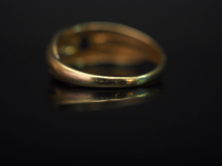 Bague en or jaune, sertie en son centre d’un saphir. Jolie monture sty