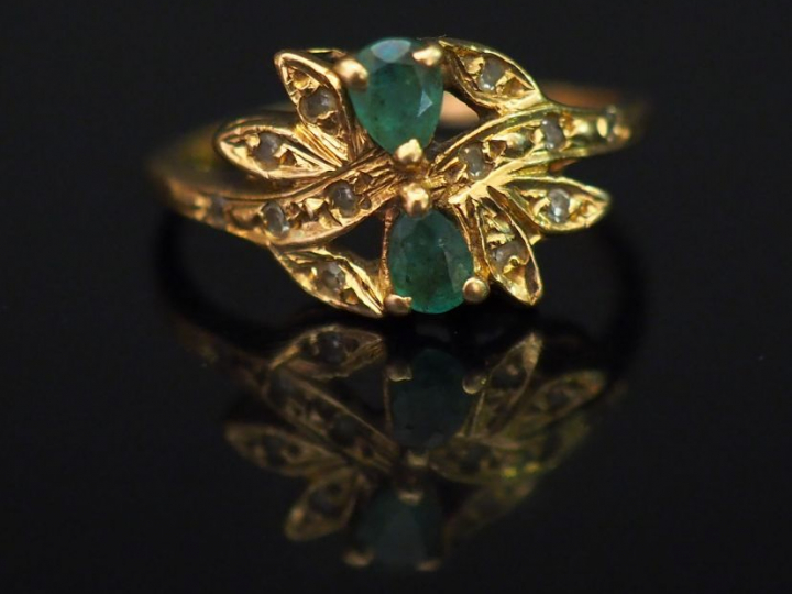 	Bague en or jaune, sertie de deux petites émeraudes et éclats de diam