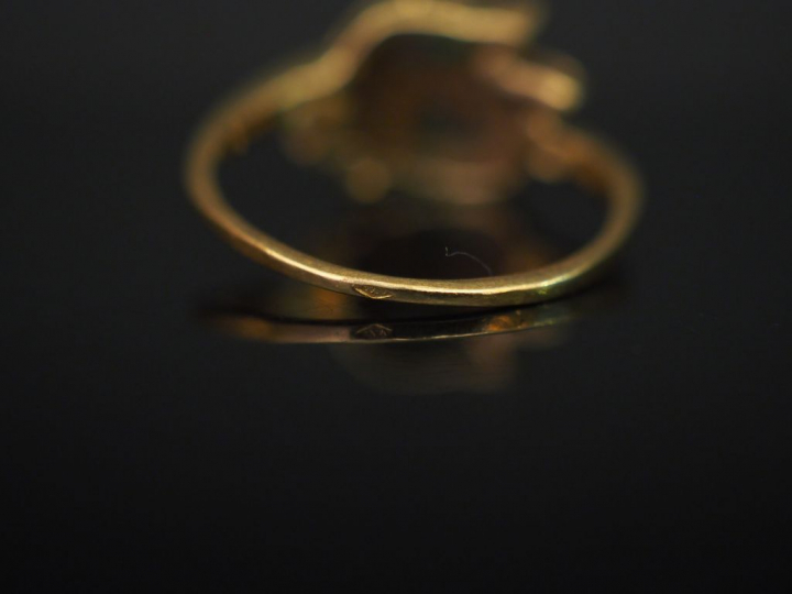 	Bague en or jaune, sertie de deux petites émeraudes et éclats de diam