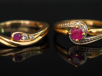 Vente aux enchères Ensemble comprenant :  - Petite bague tourbillon en or jaune, sertie e