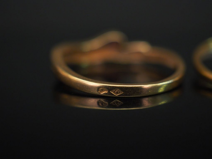 Ensemble comprenant :  - Petite bague tourbillon en or jaune, sertie e