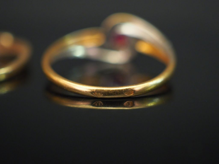 Ensemble comprenant :  - Petite bague tourbillon en or jaune, sertie e