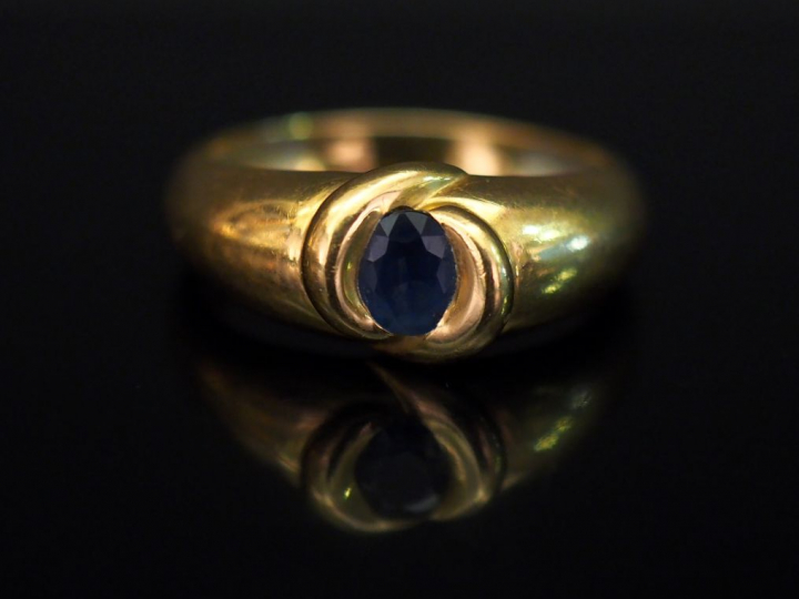 	Bague jonc en or jaune, sertie d’une pierre bleue. TDD. 54 Poids tel.
