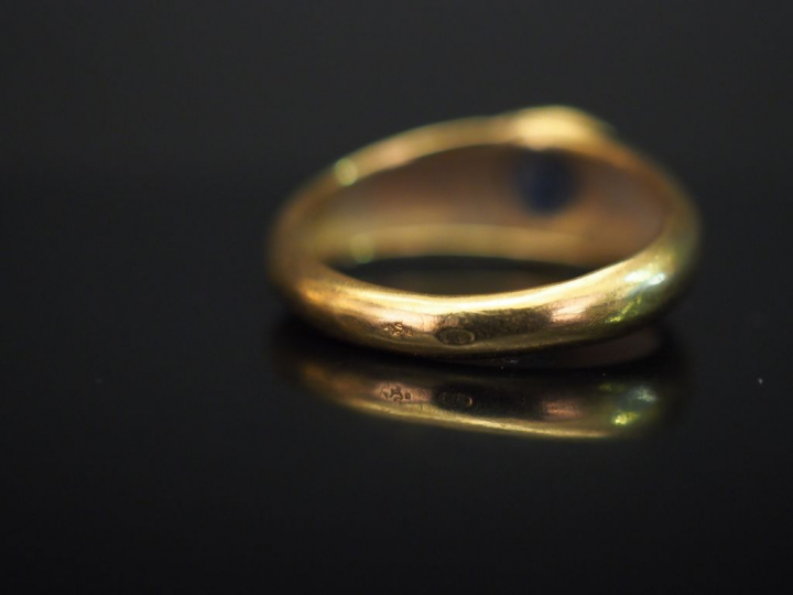 	Bague jonc en or jaune, sertie d’une pierre bleue. TDD. 54 Poids tel.