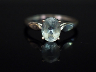 Vente aux enchères Bague en or blanc, sertie en son centre d’une pierre bleu ciel. TDD. 5