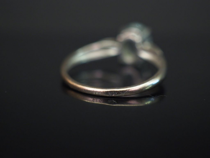 Bague en or blanc, sertie en son centre d’une pierre bleu ciel. TDD. 5