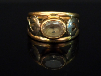 Vente aux enchères Bague en or jaune, sertie d’un quartz. Jolie monture ajourée, à décor 