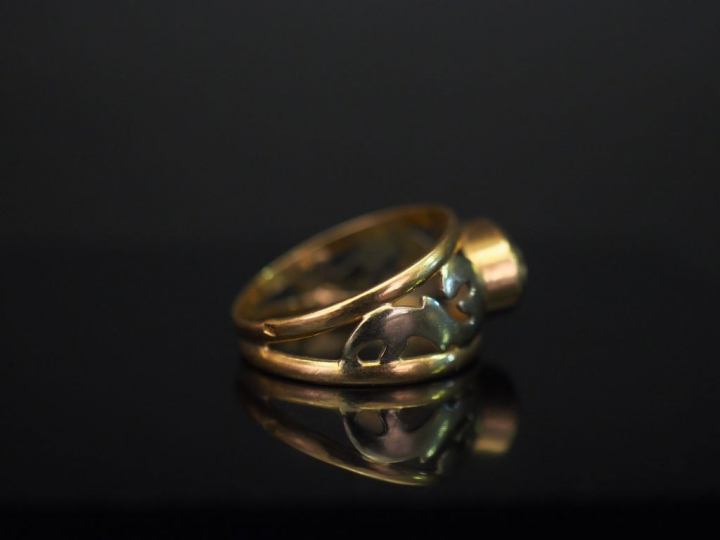 Bague en or jaune, sertie d’un quartz. Jolie monture ajourée, à décor 