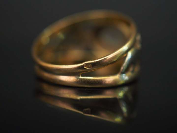 Bague en or jaune, sertie d’un quartz. Jolie monture ajourée, à décor 