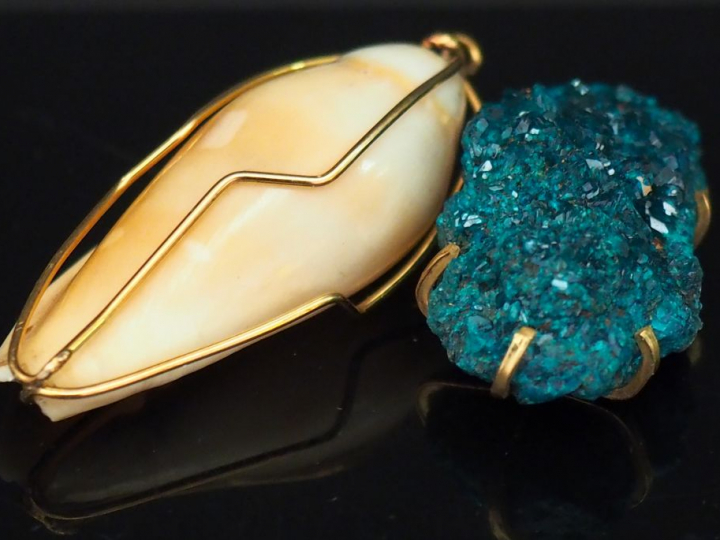 Ensemble comprenant : - un pendentif en or jaune 14k, serti d’un coqui