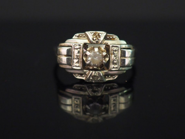 Bague de style Art déco en or blanc, sertie en son centre d’une pierre