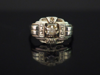 Vente aux enchères Bague de style Art déco en or blanc, sertie en son centre d’une pierre