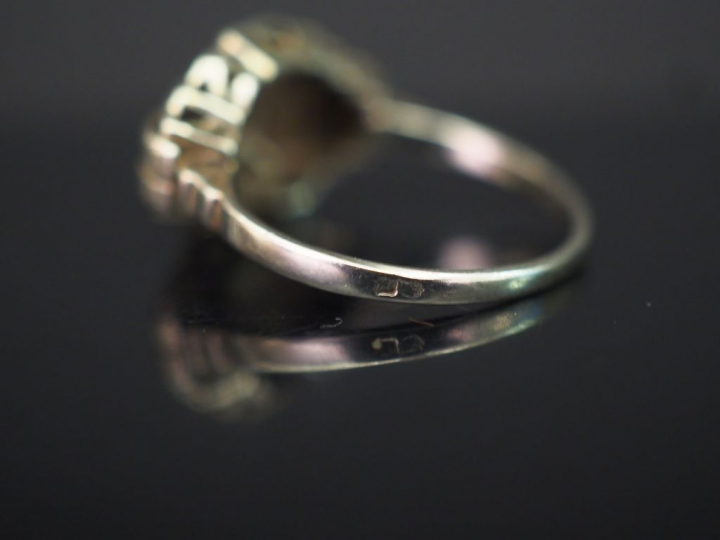 Bague de style Art déco en or blanc, sertie en son centre d’une pierre