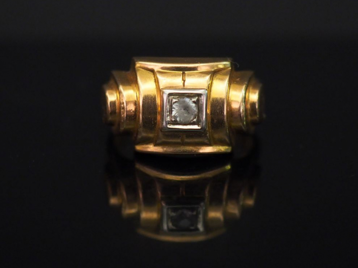 	Bague de style 1940 en or jaune, sertie en son centre d’une pierre à 