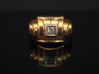 Vente aux enchères 	Bague de style 1940 en or jaune, sertie en son centre d’une pierre à 