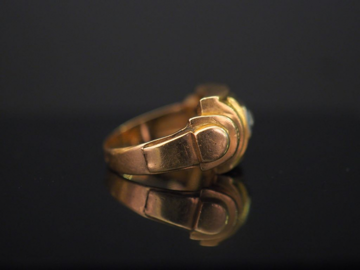 	Bague de style 1940 en or jaune, sertie en son centre d’une pierre à 