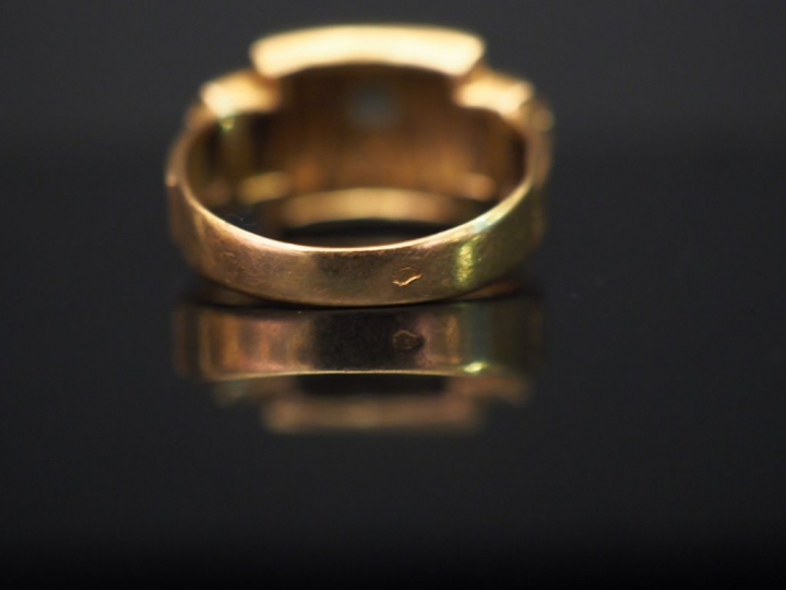 	Bague de style 1940 en or jaune, sertie en son centre d’une pierre à 