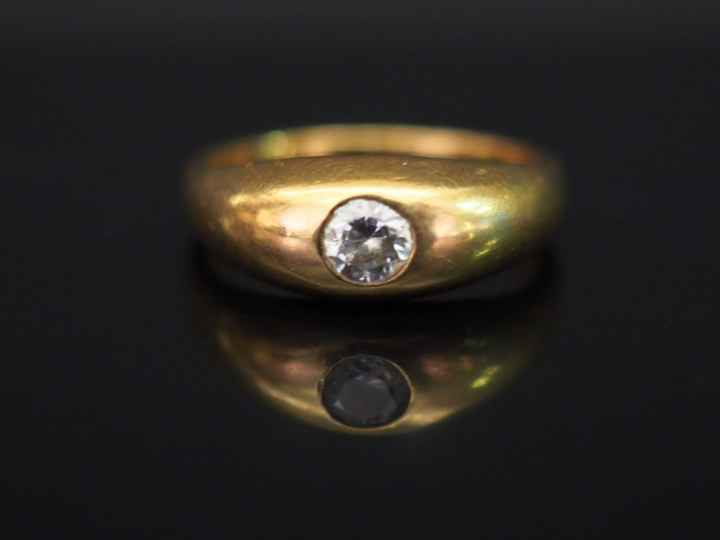 	Bague jonc en or jaune, sertie en son centre d’une pierre à l’imitati