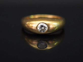 Vente aux enchères 	Bague jonc en or jaune, sertie en son centre d’une pierre à l’imitati