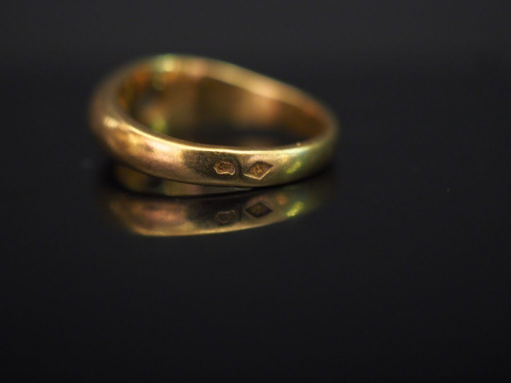 	Bague jonc en or jaune, sertie en son centre d’une pierre à l’imitati