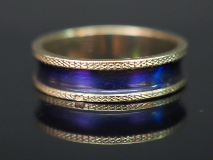 	Bague jonc en or blanc et émail bleu nuit. TDD. 52 Poids tel. 3,18 g