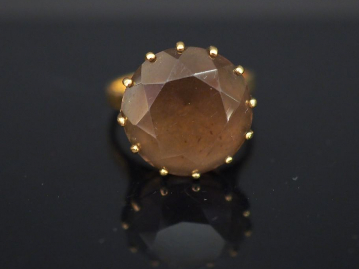 Bague en or jaune, sertie en son centre d’un quartz. TDD. 48 Poids tel