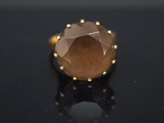 Vente aux enchères Bague en or jaune, sertie en son centre d’un quartz. TDD. 48 Poids tel