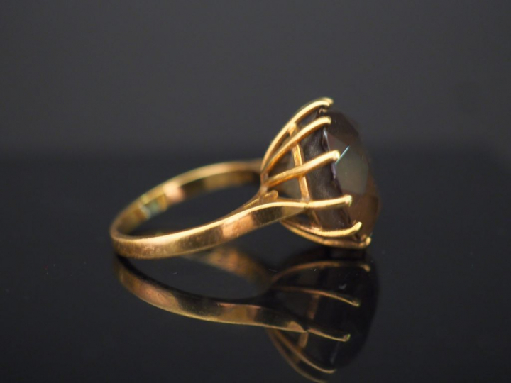 Bague en or jaune, sertie en son centre d’un quartz. TDD. 48 Poids tel