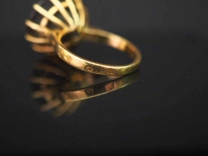 Bague en or jaune, sertie en son centre d’un quartz. TDD. 48 Poids tel