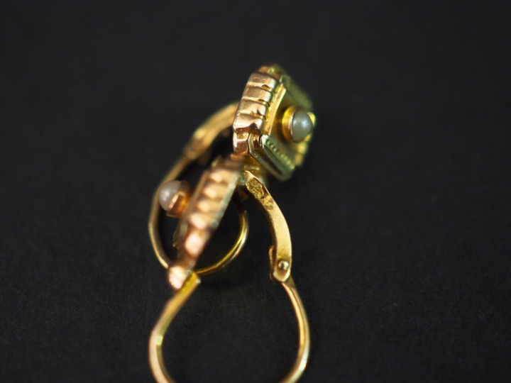 	Paire de perces oreilles en or jaune, de forme carrée, sertis en leur