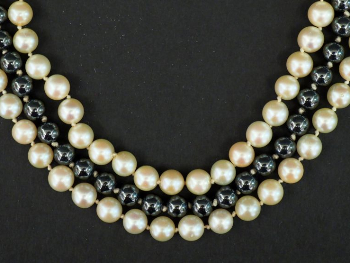 	Collier ras de cou trois rangs de perles. Un rang de perles grises ép
