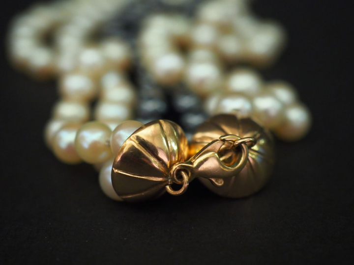 	Collier ras de cou trois rangs de perles. Un rang de perles grises ép