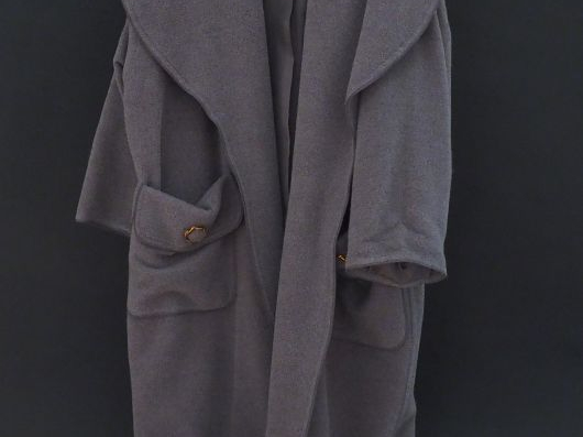 	CHANEL  Ample manteau gris en alpaca (68%) et laine (32%). Important 
